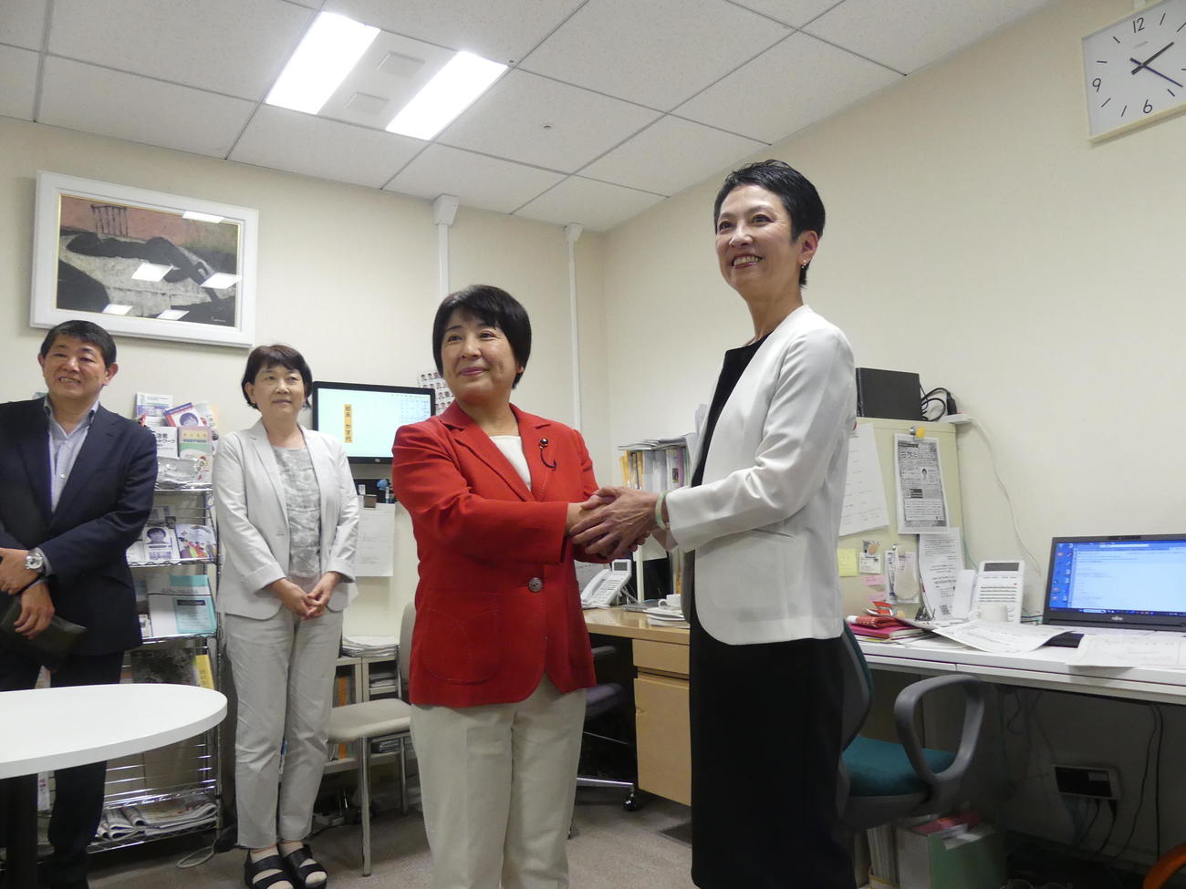 東京都議会の各会派にあいさつ回りに訪れ、生活者ネットワークの議員と握手をかわす立憲民主党の蓮舫参院議員（撮影・中山知子）