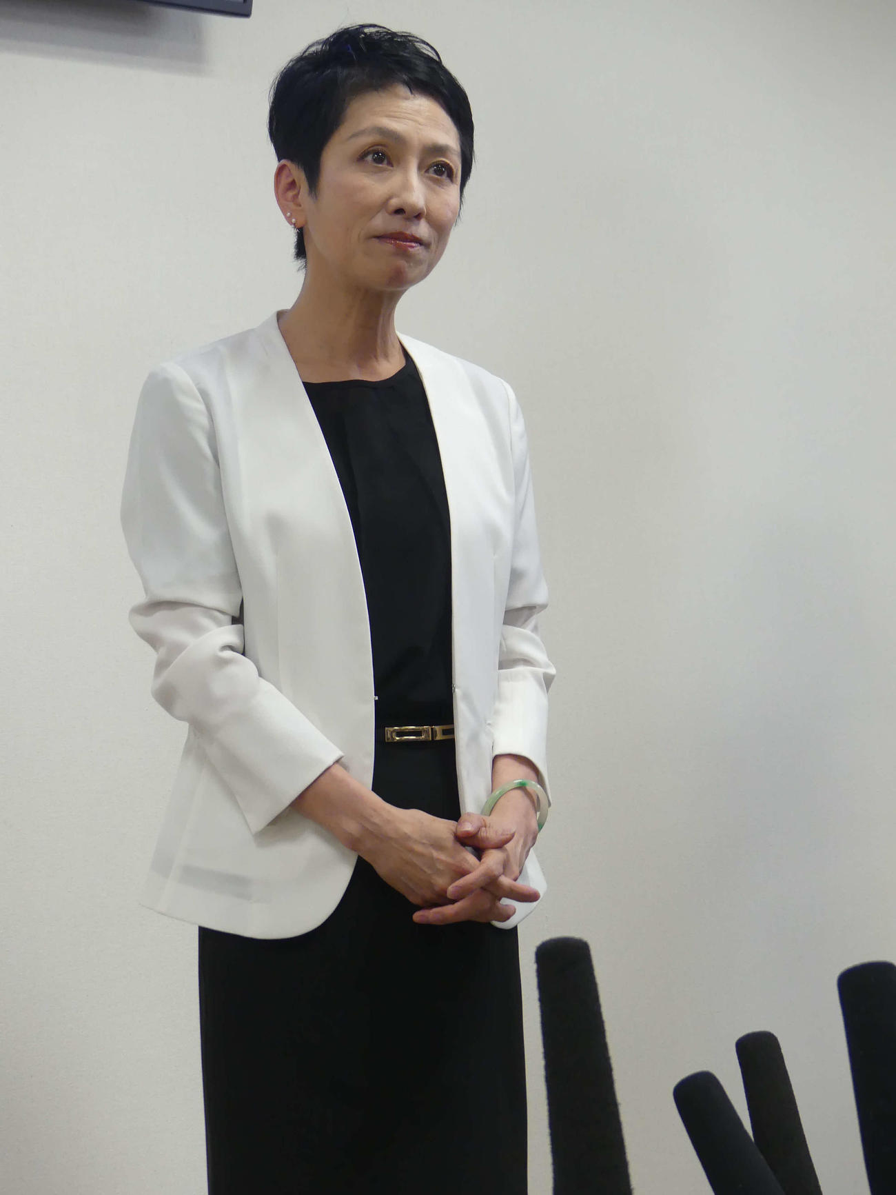 東京都議会の会派にあいさつ回りを行った後、報道陣の取材に応じる立憲民主党の蓮舫参院議員（撮影・中山知子）