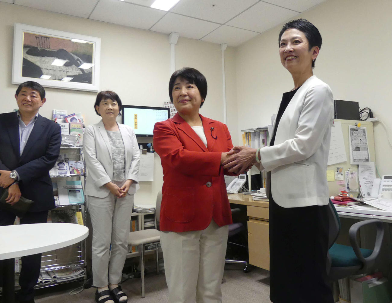 東京都議会の各会派にあいさつ回りに訪れ、生活者ネットワークの議員と握手をかわす立憲民主党の蓮舫参院議員（右）（撮影・中山知子）