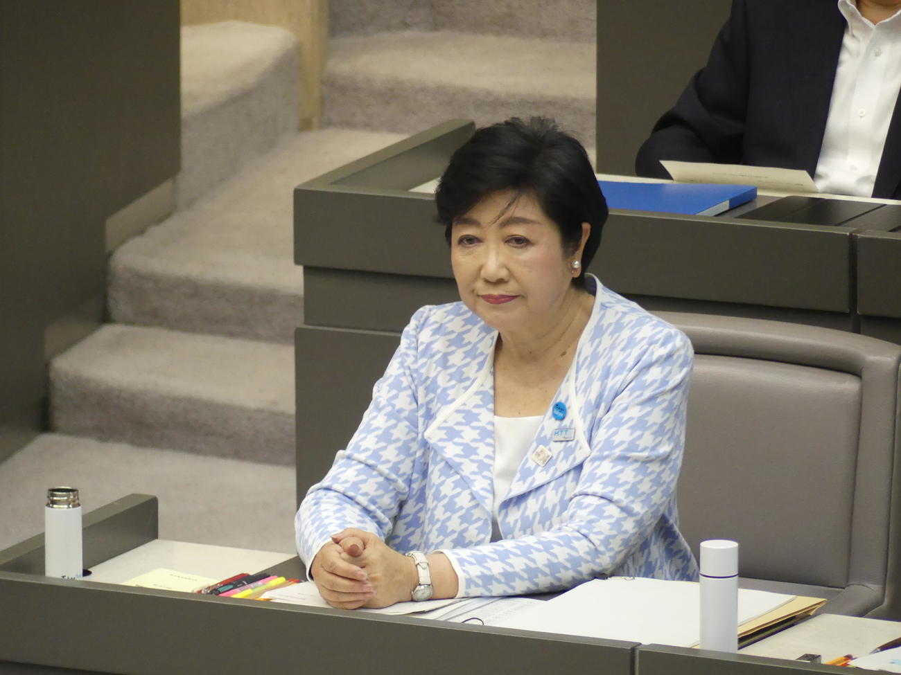 2期目在任中最後となる都議会が開会し、本会議に出席する小池百合子都知事（撮影・中山知子）