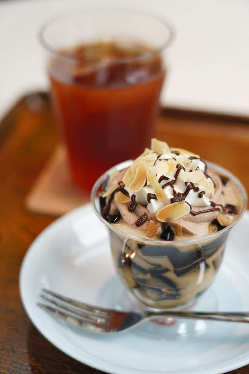 伊藤匠七段の午前のおやつは「エスプレッソコーヒー＆チョコパフェ、水出しアイスティー」（日本将棋連盟提供）