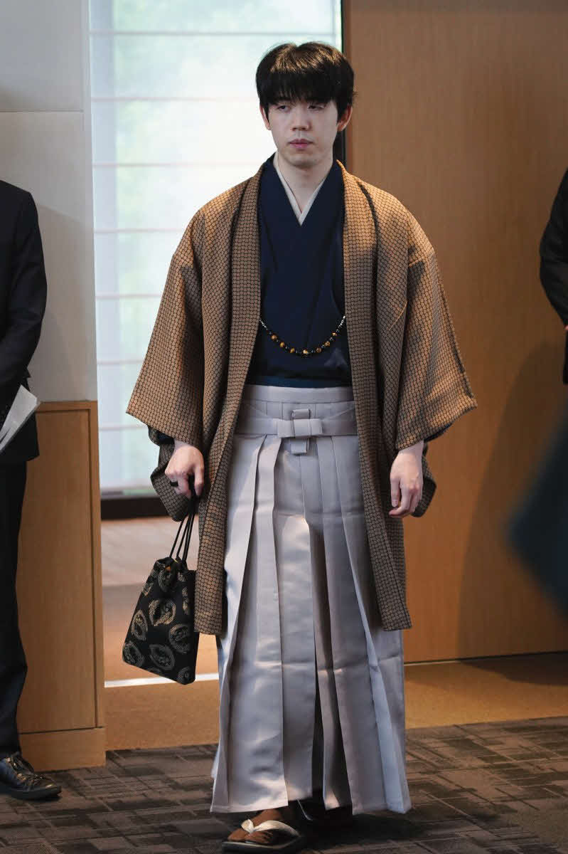 伊藤匠七段よりも先に入室してきた藤井聡太叡王（日本将棋連盟提供）