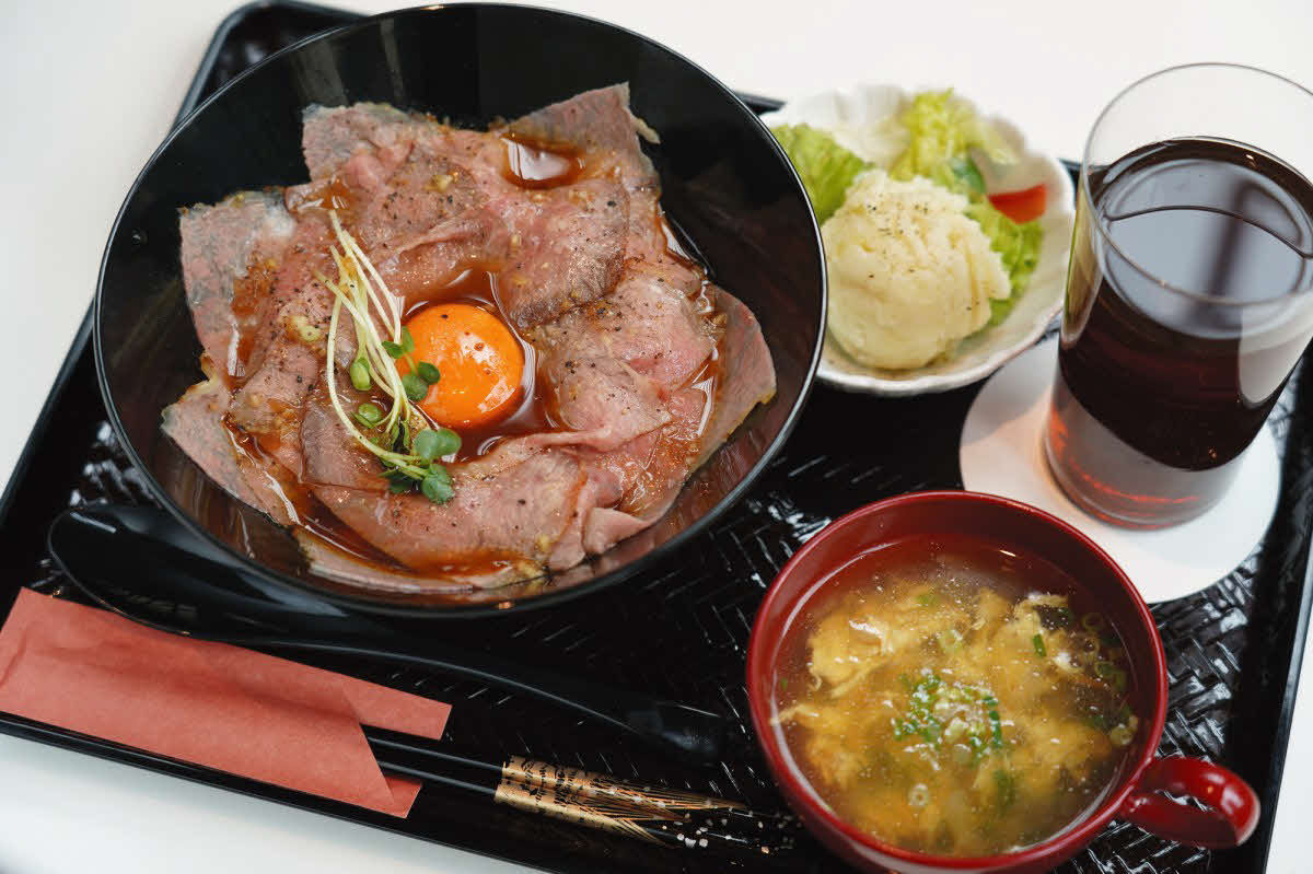 伊藤匠七段のランチは「国産牛ローストビーフ丼（卵スープ付）、アイスティー」（日本将棋連盟提供）