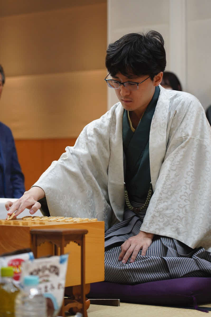 8冠の牙城を崩して同学年の藤井聡太叡王からタイトル初戴冠を狙う伊藤匠七段（日本将棋連盟提供）