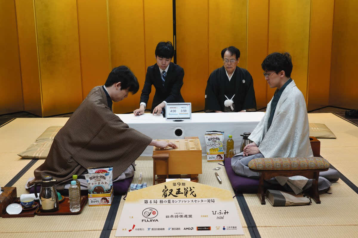 叡王戦第4局は伊藤匠七段（右）の先手で対局開始（左は後手の藤井聡太叡王、日本将棋連盟提供）