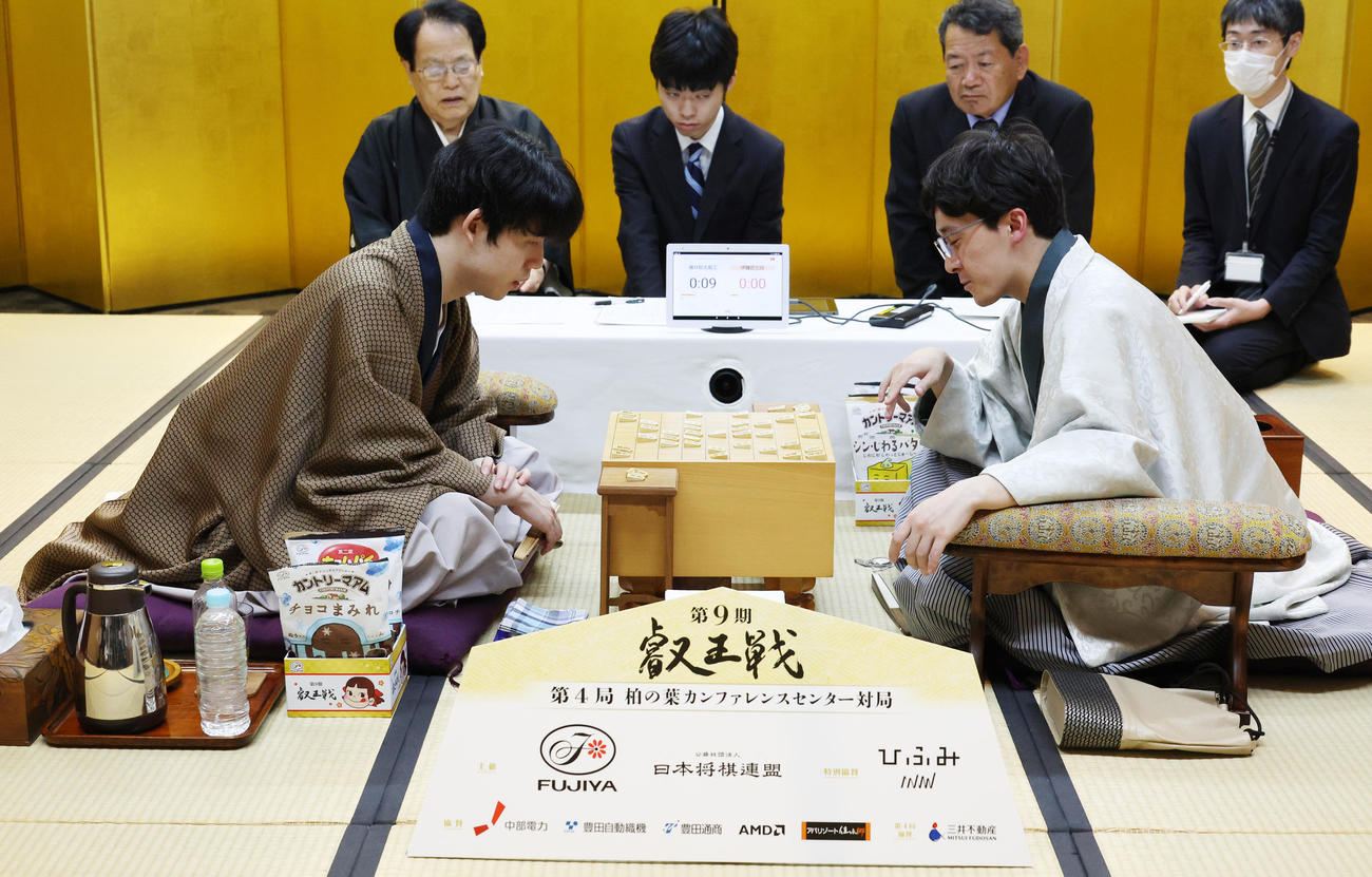 伊藤七段（右）を破り感想戦を行う藤井叡王（撮影・中島郁夫）