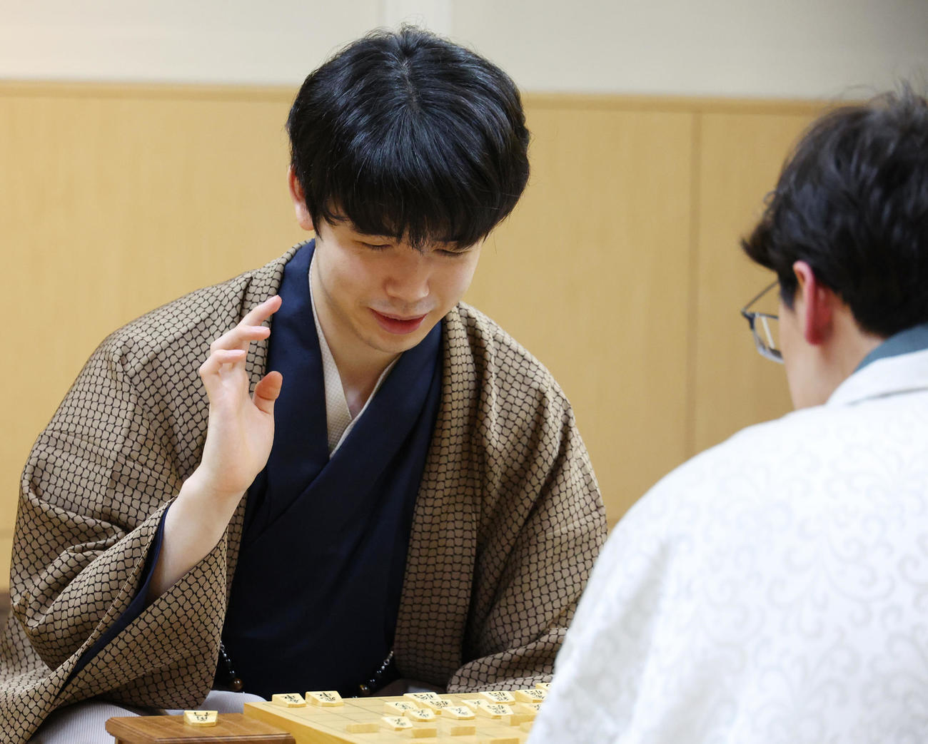 伊藤七段（右）を破り感想戦を行う藤井叡王（撮影・中島郁夫）