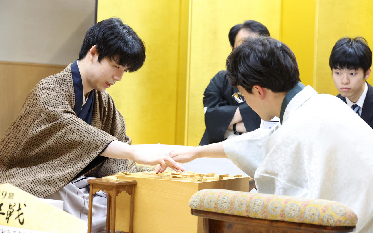 伊藤七段（右）を破り感想戦を行う藤井叡王（撮影・中島郁夫）
