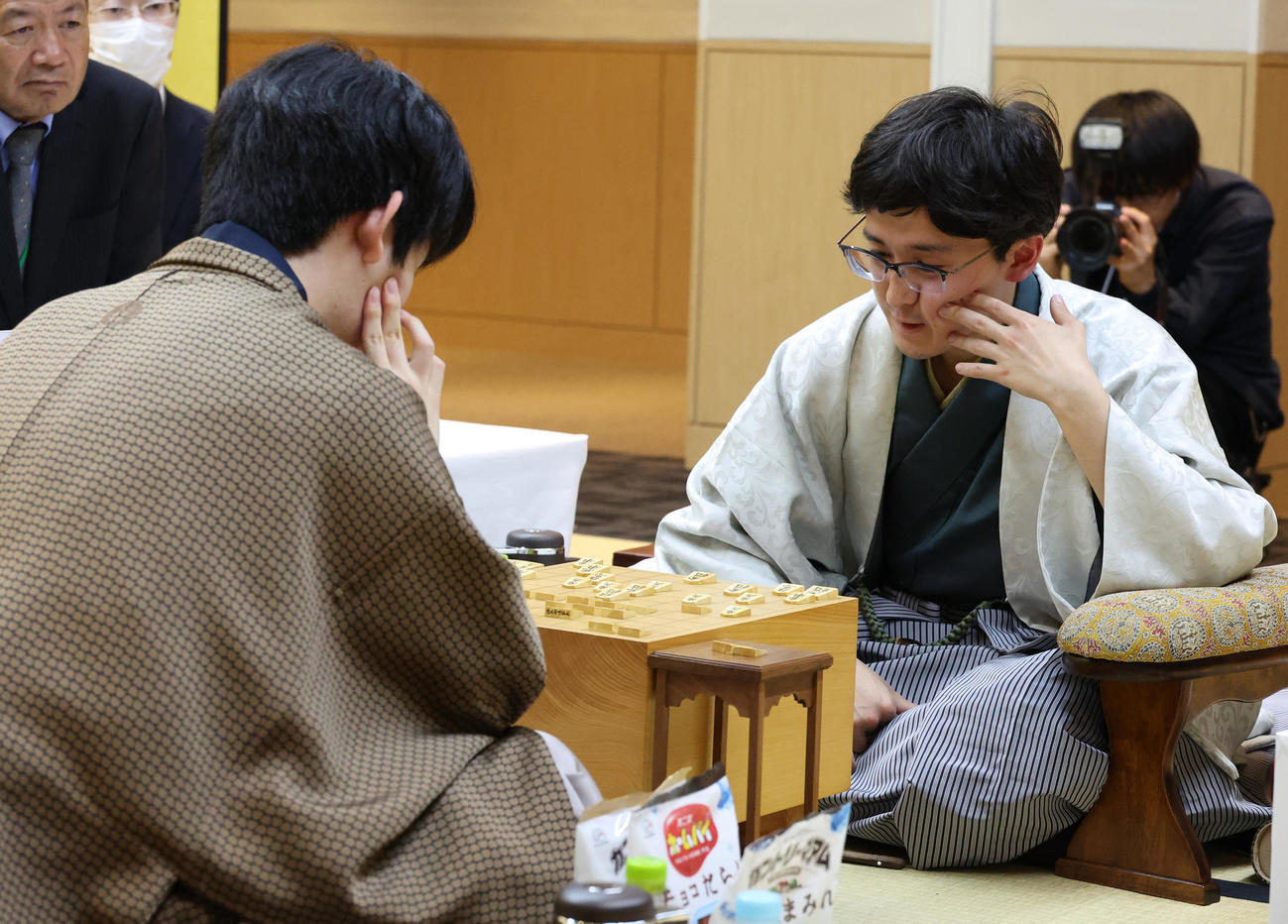 藤井叡王（左）に敗れた伊藤七段（撮影・中島郁夫）