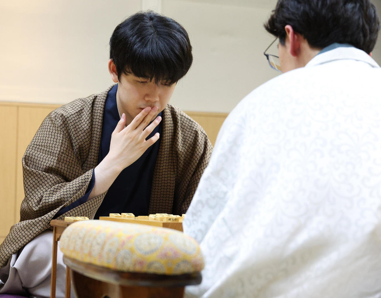 伊藤七段（右）を破り感想戦を行う藤井叡王（撮影・中島郁夫）