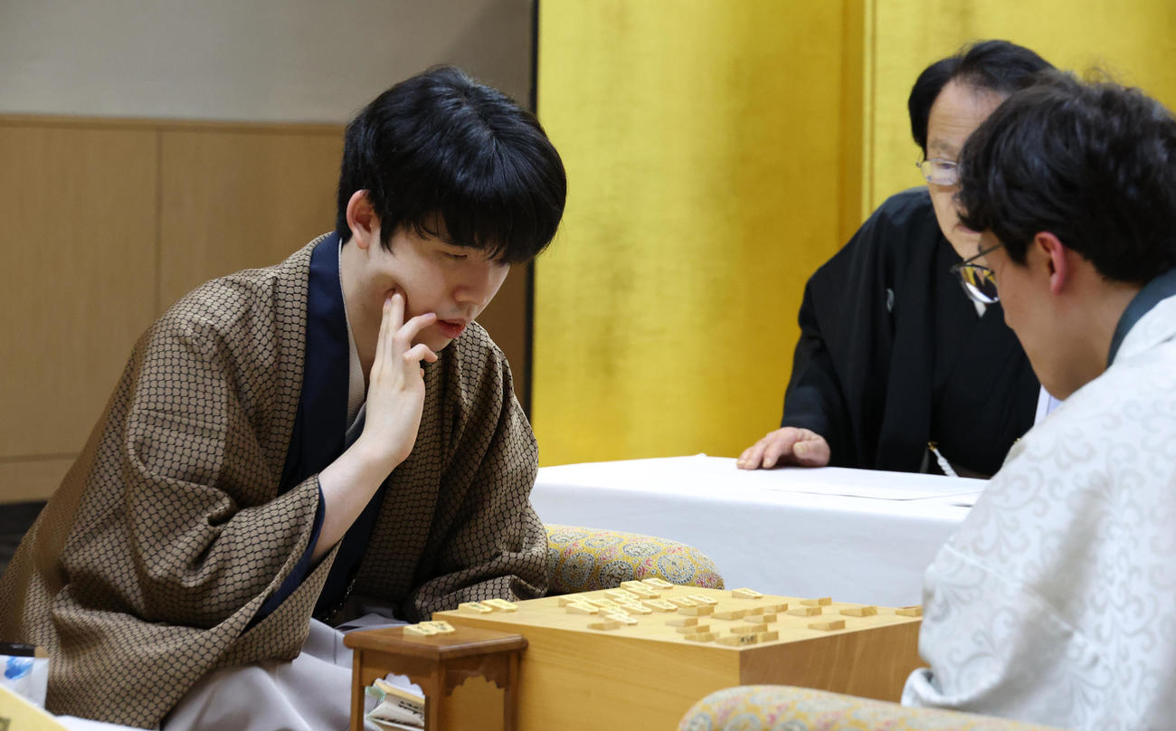 伊藤七段（右）を破り感想戦を行う藤井叡王（撮影・中島郁夫）