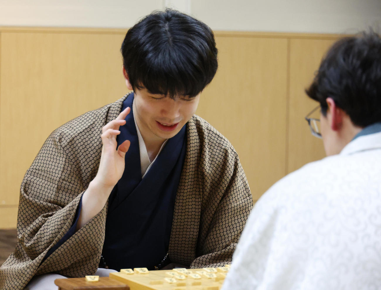 伊藤七段（右）を破り感想戦を行う藤井叡王（撮影・中島郁夫）