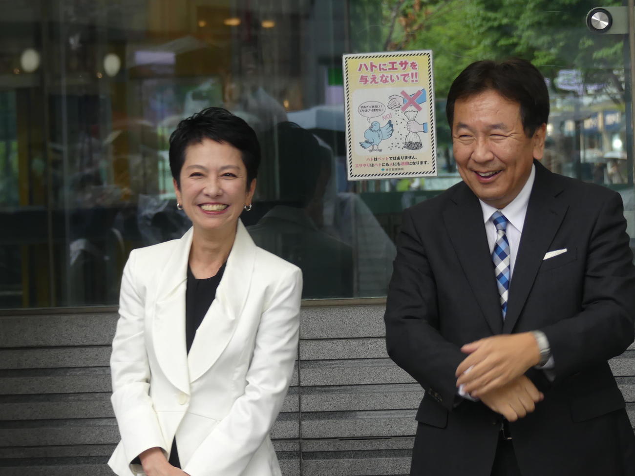 都知事選出馬表明後、初の街頭演説を行った立憲民主党の蓮舫参院議員。右は枝野幸男前代表（撮影・中山知子）