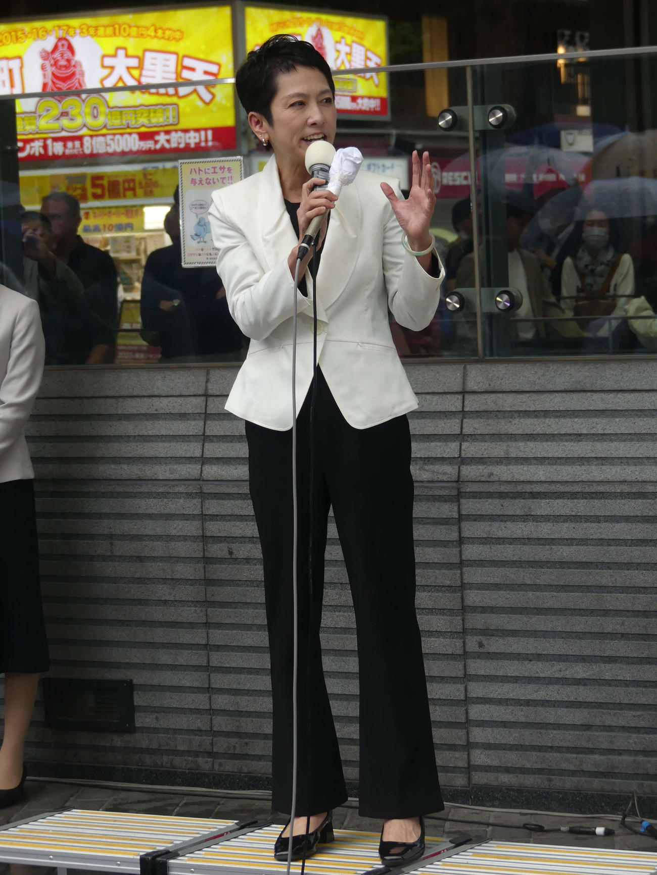 都知事選出馬表明後、初の街頭演説を行い支持を訴える立憲民主党の蓮舫参院議員（撮影・中山知子）