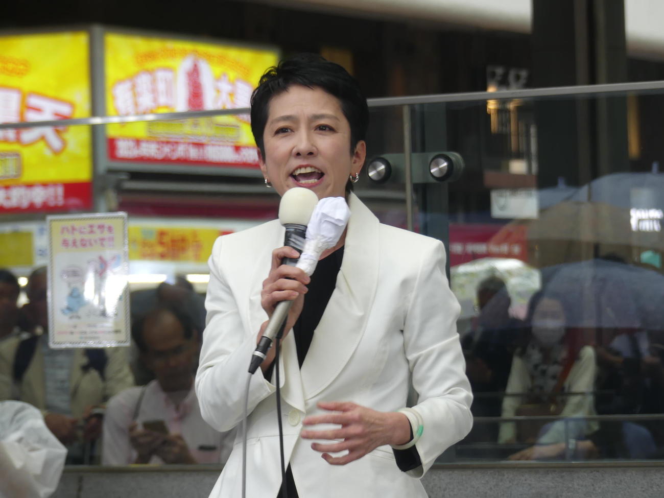 都知事選出馬表明後、初の街頭演説を大雨の中で行った立憲民主党の蓮舫参院議員（撮影・中山知子）