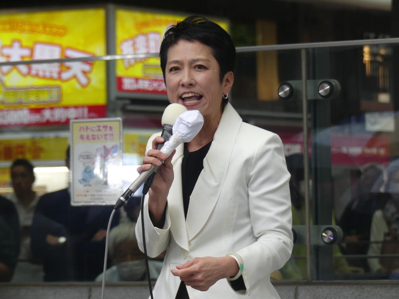 都知事選出馬表明後、初の街頭演説を大雨の中で行った立憲民主党の蓮舫参院議員（撮影・中山知子）