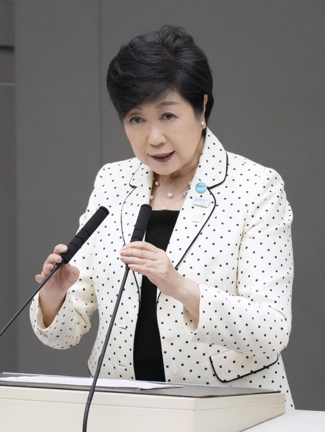 東京都議会定例会で答弁する小池百合子知事（共同）