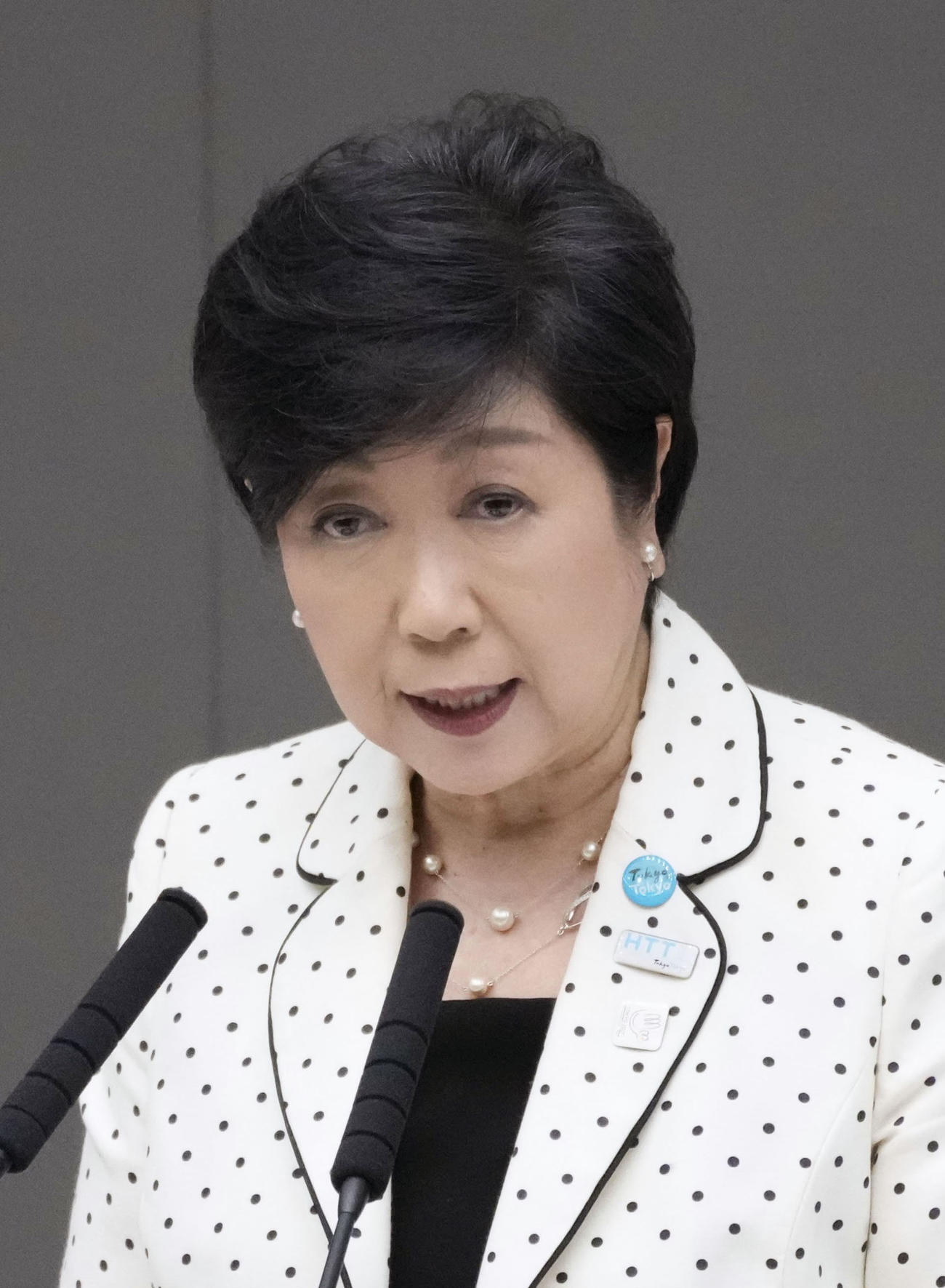 東京都議会定例会で答弁する小池百合子知事（共同）
