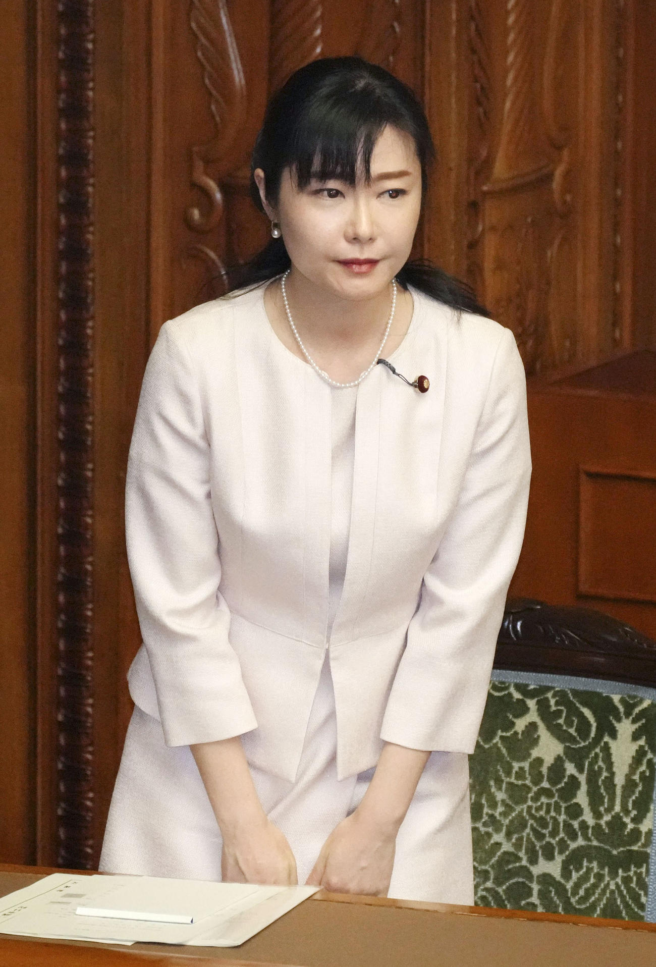 参院本会議で少子化対策関連法が可決、成立し、一礼する加藤こども政策相（共同）