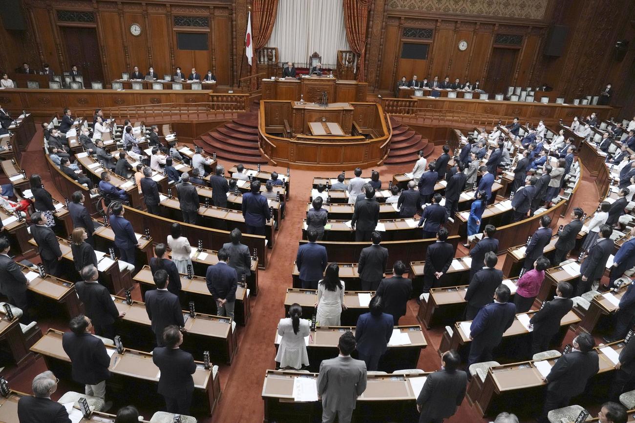 少子化対策関連法が可決、成立した参院本会議（共同）