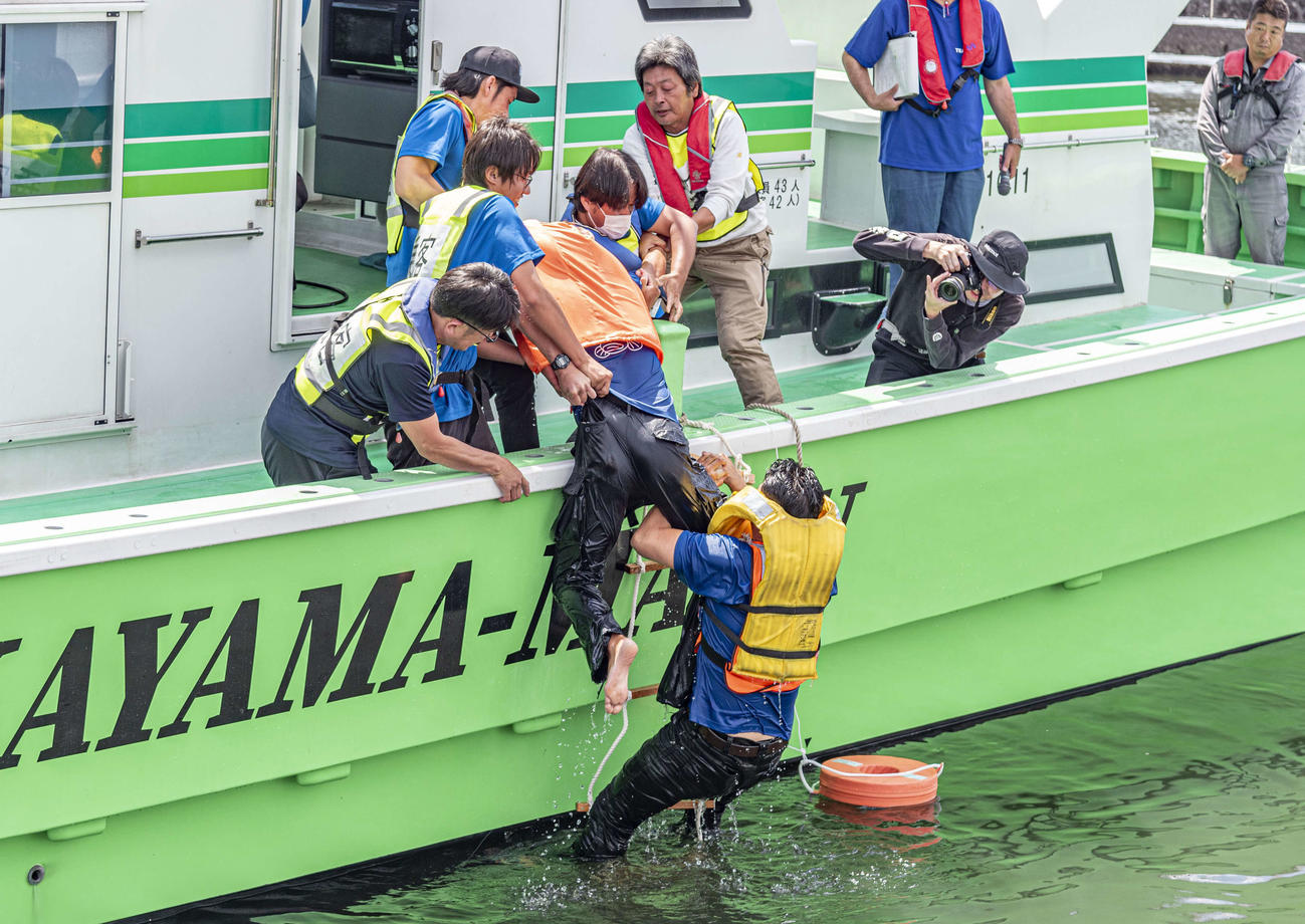東京・大森のまる八桟橋で行われた東京湾遊漁船業協同組合の落水者救助訓練