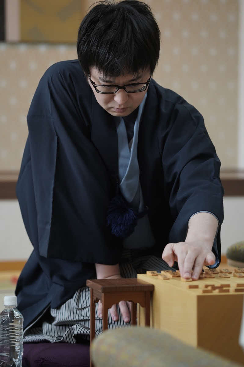 2009年（平21）の王座戦以来15年ぶりのタイトル挑戦となった山崎隆之八段（日本将棋連盟提供）