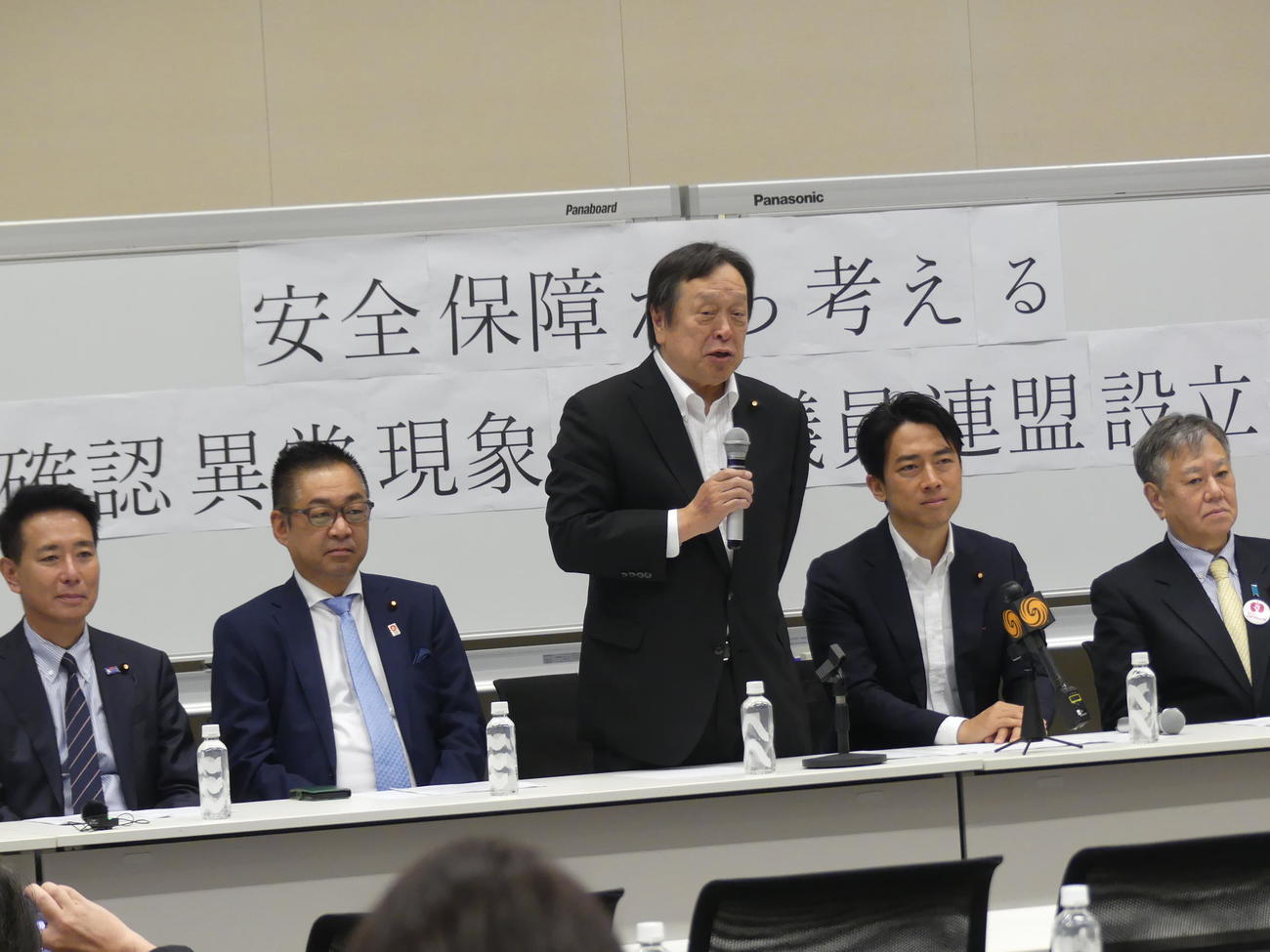 「UFO議連」設立総会に出席した左から前原誠司氏、遠藤敬氏、浜田靖一会長、小泉進次郎氏、原口一博氏（撮影・中山知子）