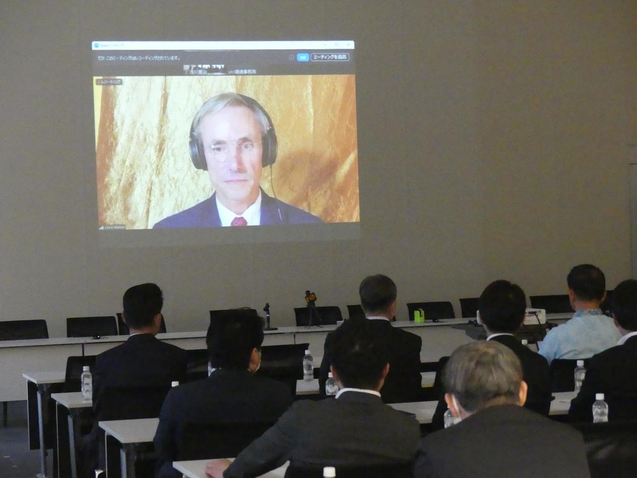 「UFO議連」設立総会で、リモート講演する米国のクリストファー・メロン元国防次官補（撮影・中山知子）