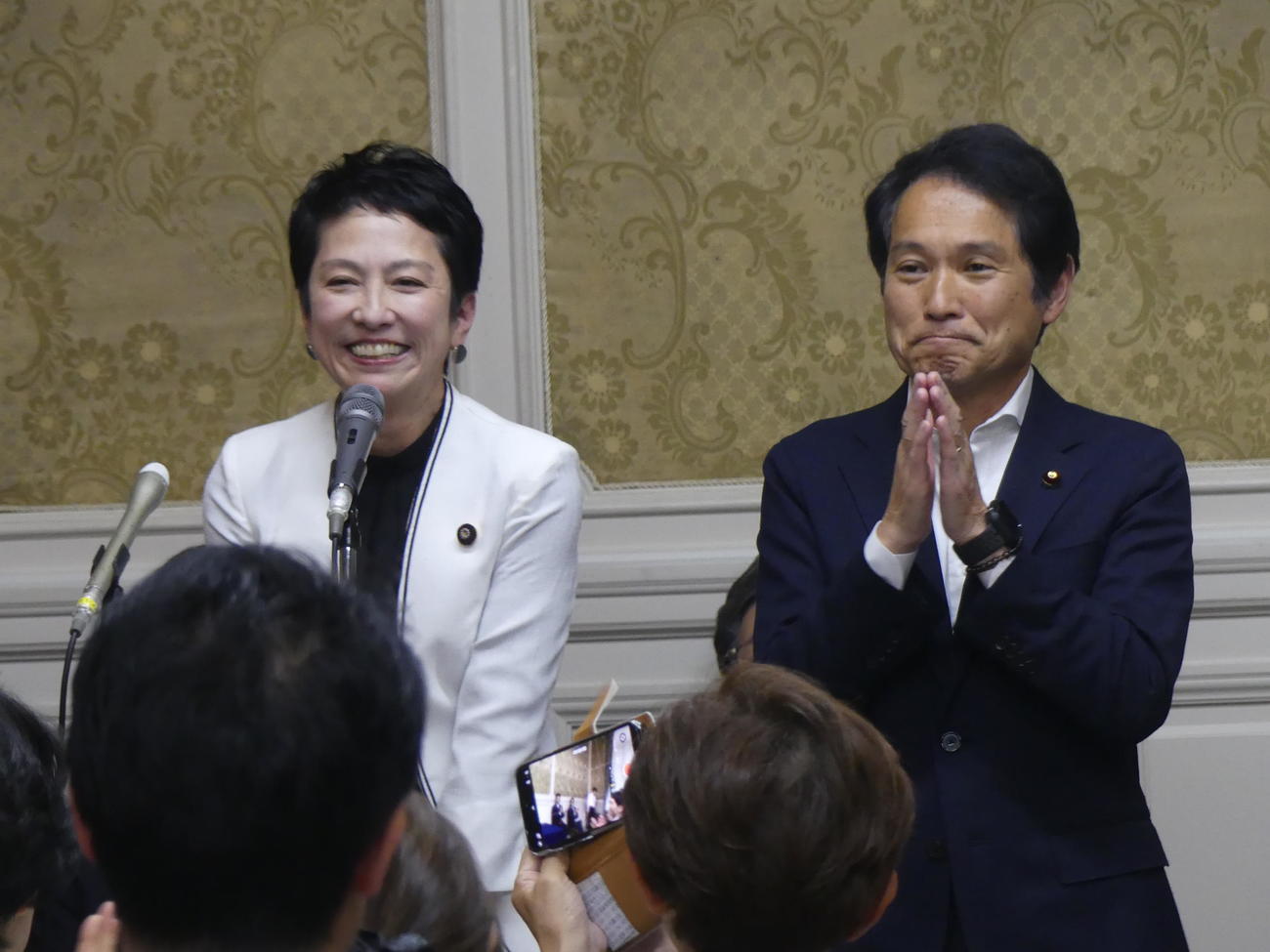 立憲民主党の代議士会で東京都知事選への出馬表明の報告と支援を呼びかける蓮舫参院議員。右は大串博志選対委員長（撮影・中山知子）