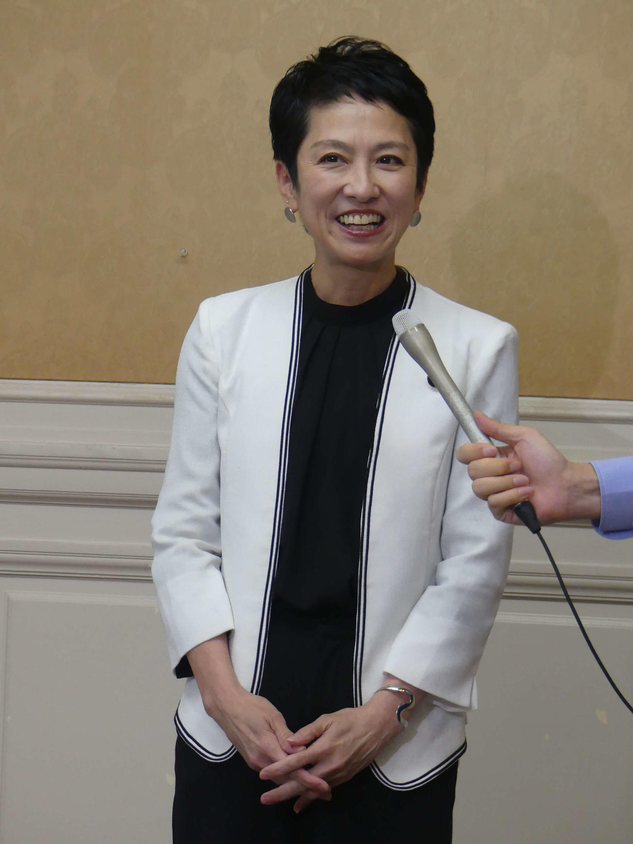 国会内で報道陣の取材に応じる立憲民主党の蓮舫参院議員（撮影・中山知子）