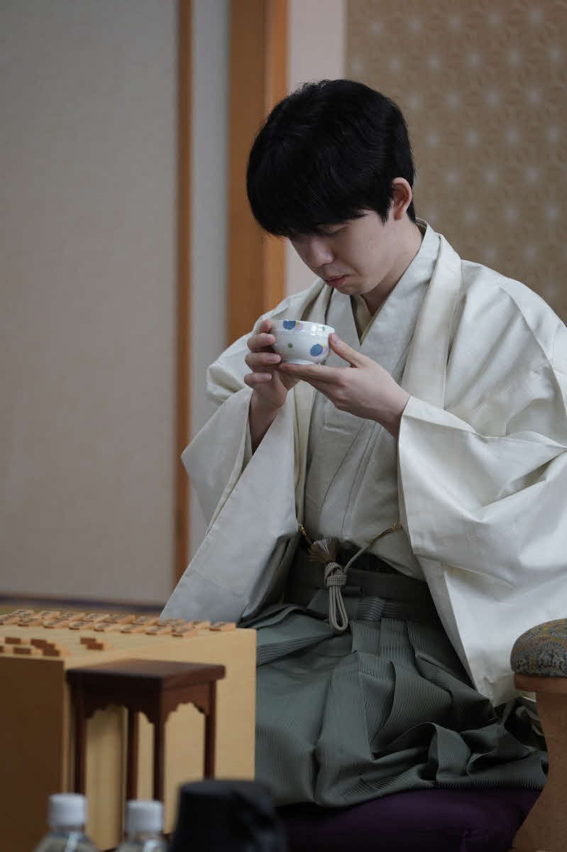 棋聖戦5連覇と初の永世称号となる「永世棋聖」獲得を目指す藤井聡太棋聖はいつものように「初手お茶」（日本将棋連盟提供）