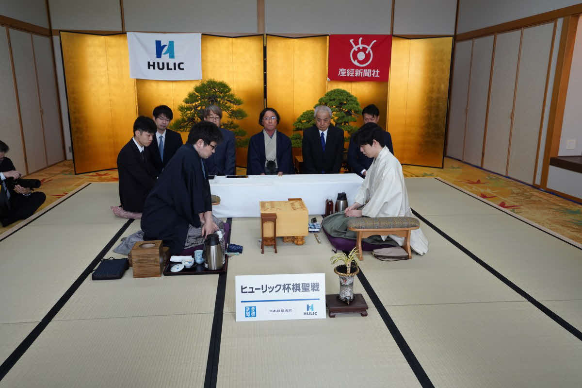 ヒューリック杯第95期棋聖戦5番勝負第1局は山崎隆之八段（左）の先手でスタート（右は後手の藤井聡太棋聖、日本将棋連盟提供）
