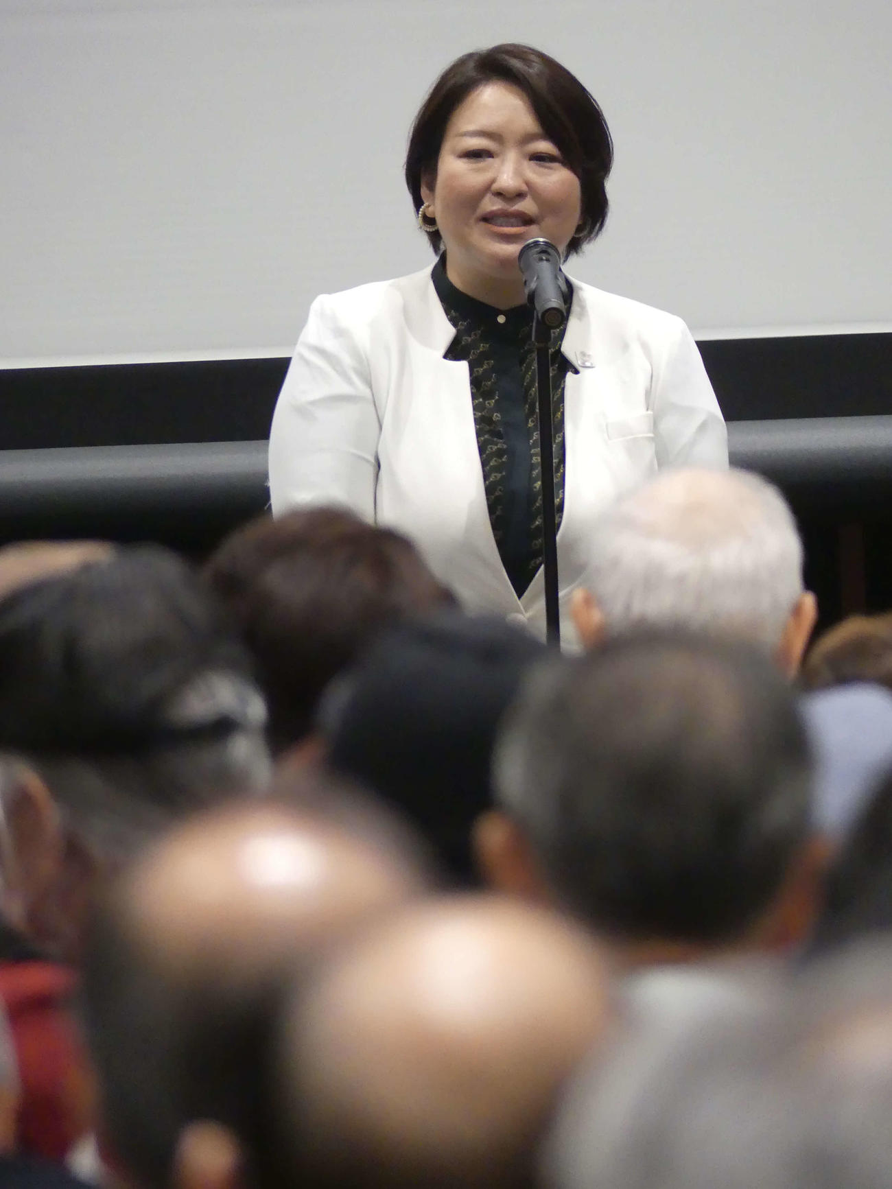 東京都議補選への決起大会であいさつする小池百合子知事の側近で元都議の荒木千陽氏（撮影・中山知子）