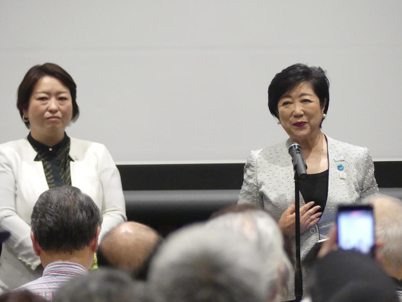 東京都議補選に出馬する側近の荒木千陽氏（左）の総決起集会で、あいさつする小池百合子都知事（撮影・中山知子）
