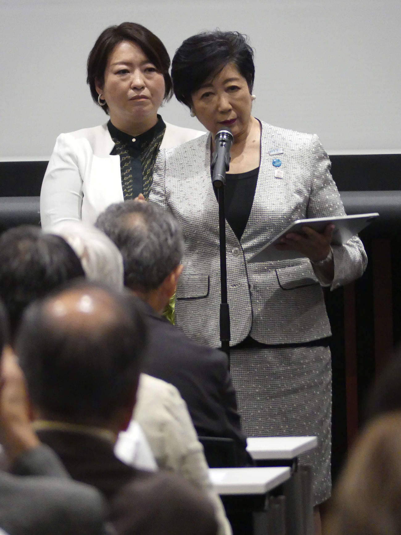 東京都議補選に出馬する側近の荒木千陽氏（左）の総決起集会であいさつする小池百合子都知事（撮影・中山知子）