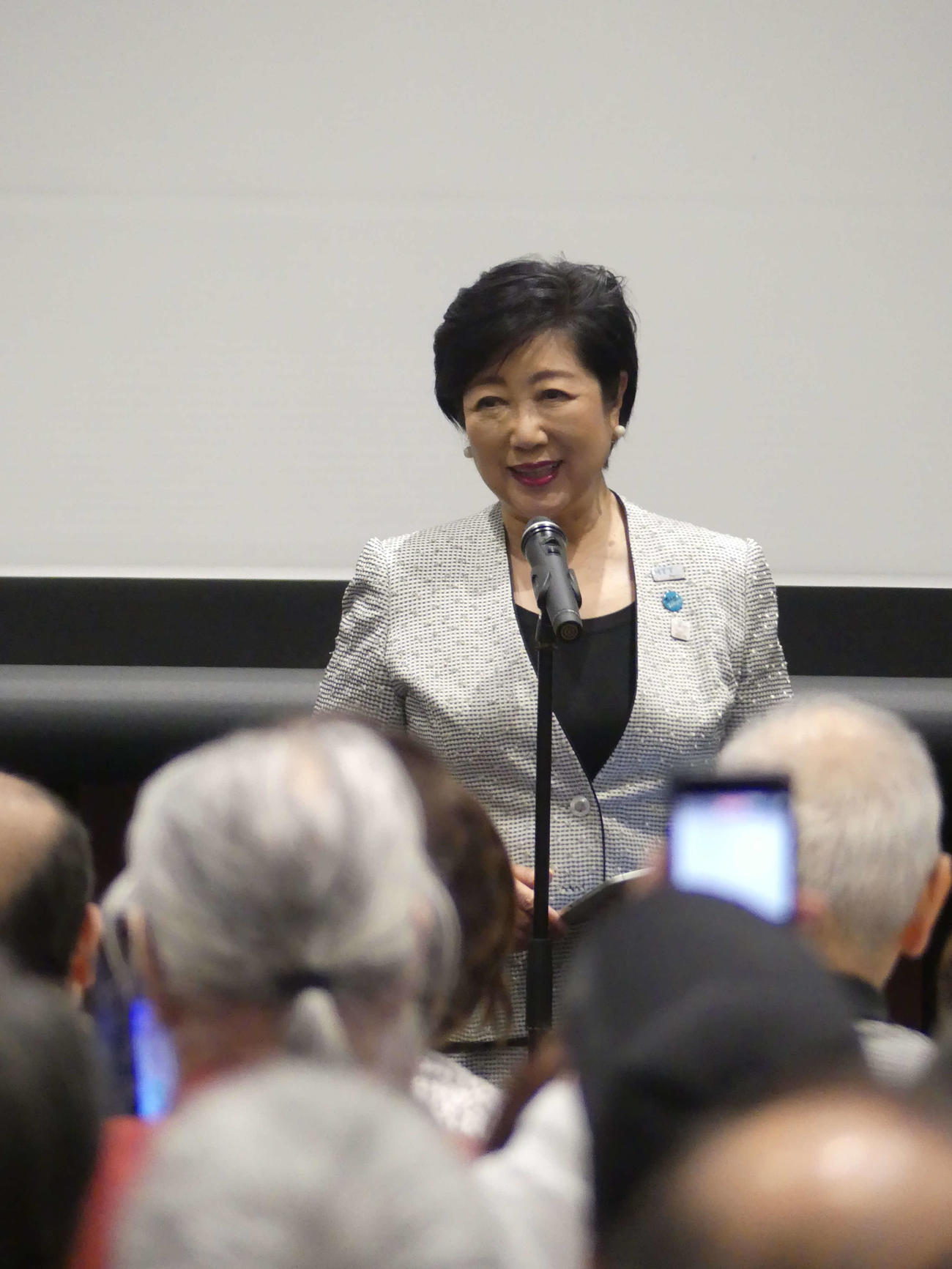 都議補選に出馬する側近の荒木千陽氏の総決起集会であいさつする小池百合子都知事（撮影・中山知子）