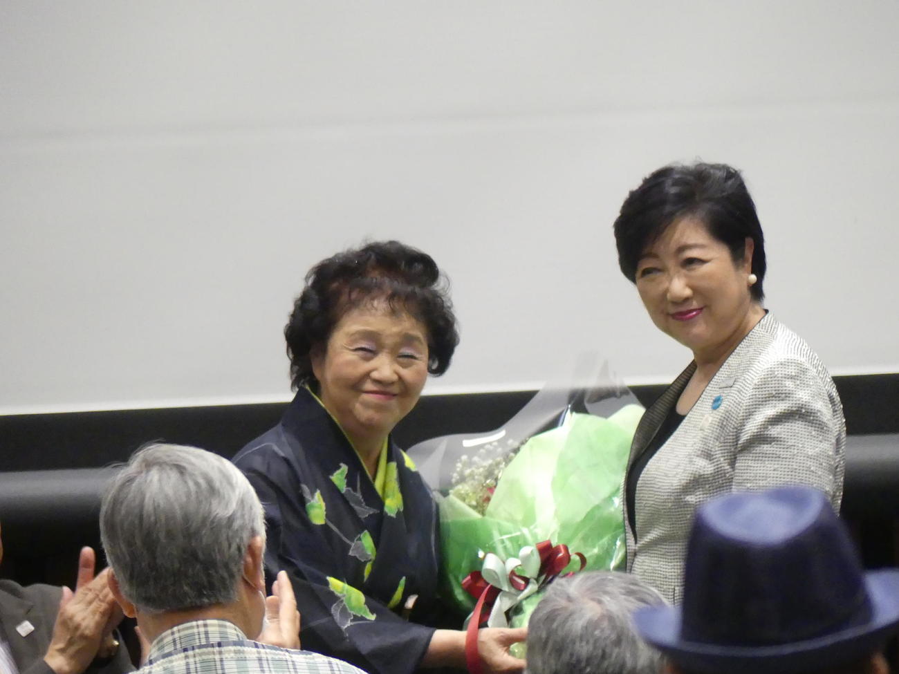東京都議補選に出馬する側近の荒木千陽氏の総決起集会で、花束を渡される小池百合子都知事（撮影・中山知子）