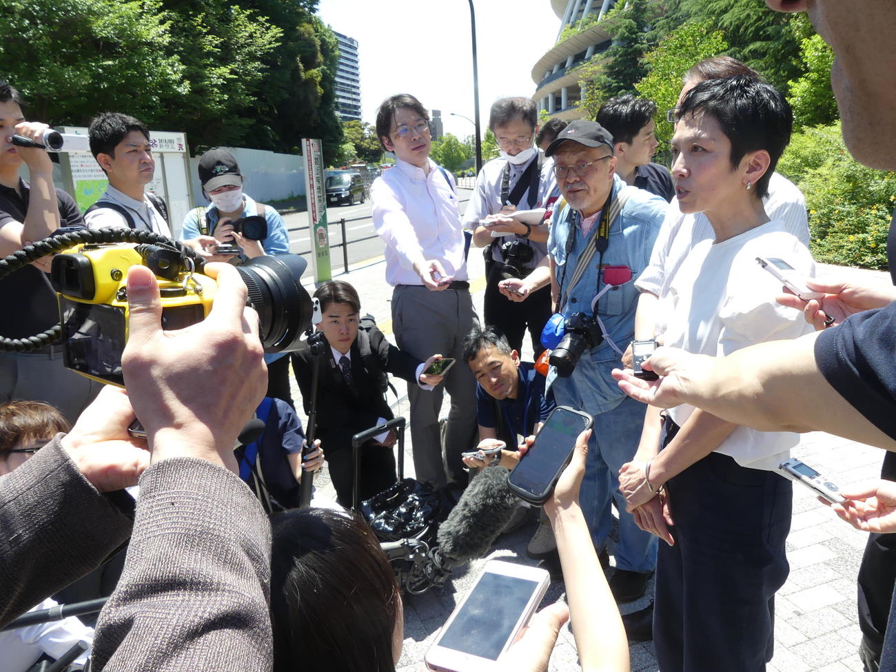 明治神宮外苑再開発地域を視察後、報道陣の取材に答える蓮舫参院議員（撮影・中山知子）
