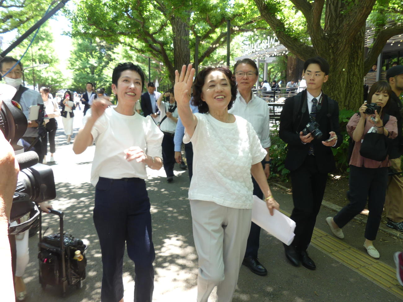 日本イコモス国内委員会の石川幹子理事（右）と神宮外苑のイチョウ並木を視察する蓮舫参院議員（撮影・中山知子）