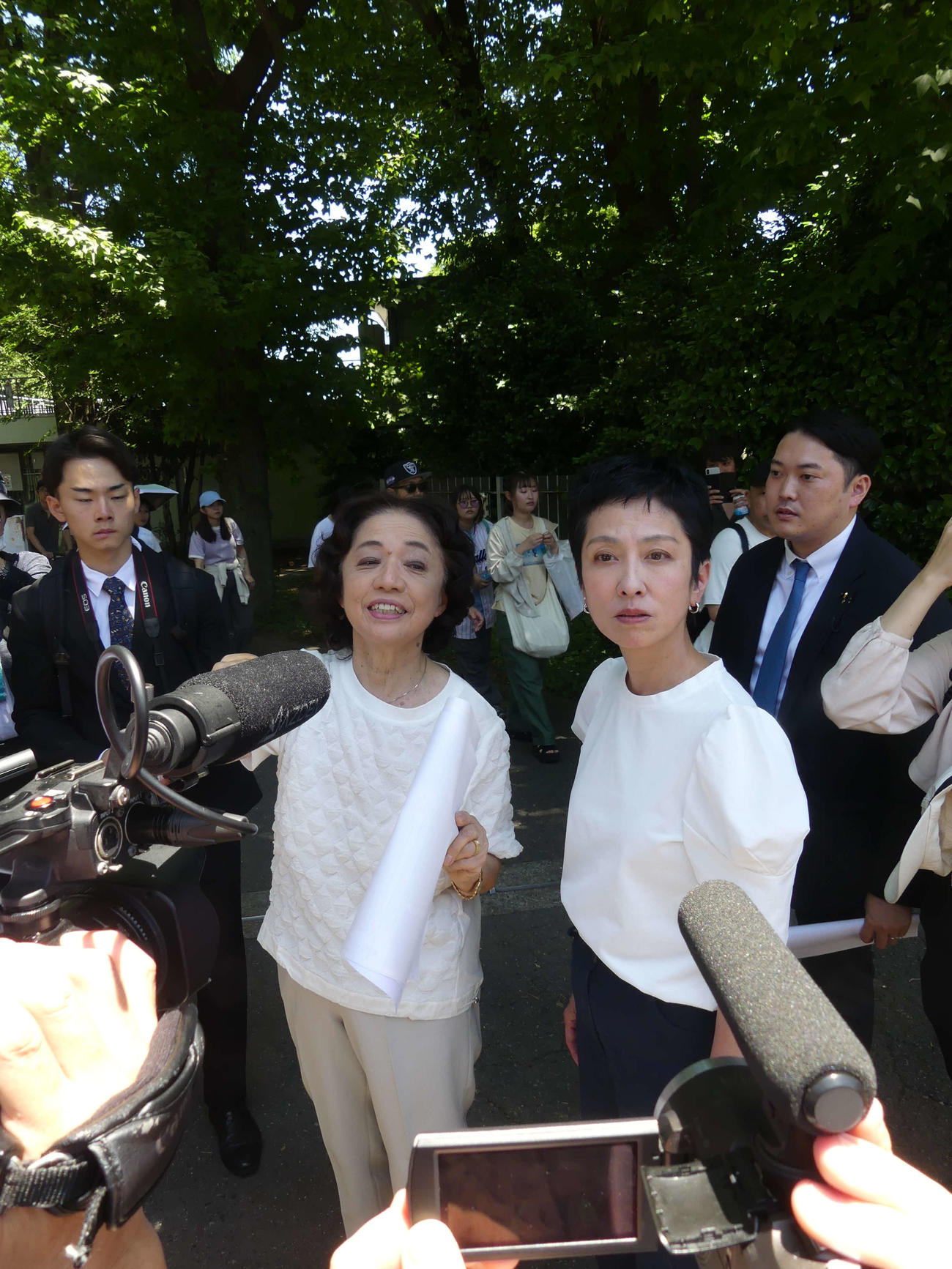 日本イコモス国内委員会の石川幹子理事（左）と神宮外苑再開発地域を視察する蓮舫参院議員（撮影・中山知子）