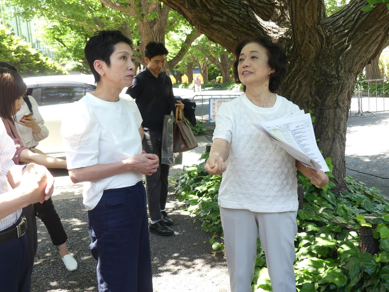日本イコモス国内委員会の石川幹子理事（右）の案内で神宮外苑再開発地域を視察する蓮舫参院議員（撮影・中山知子）