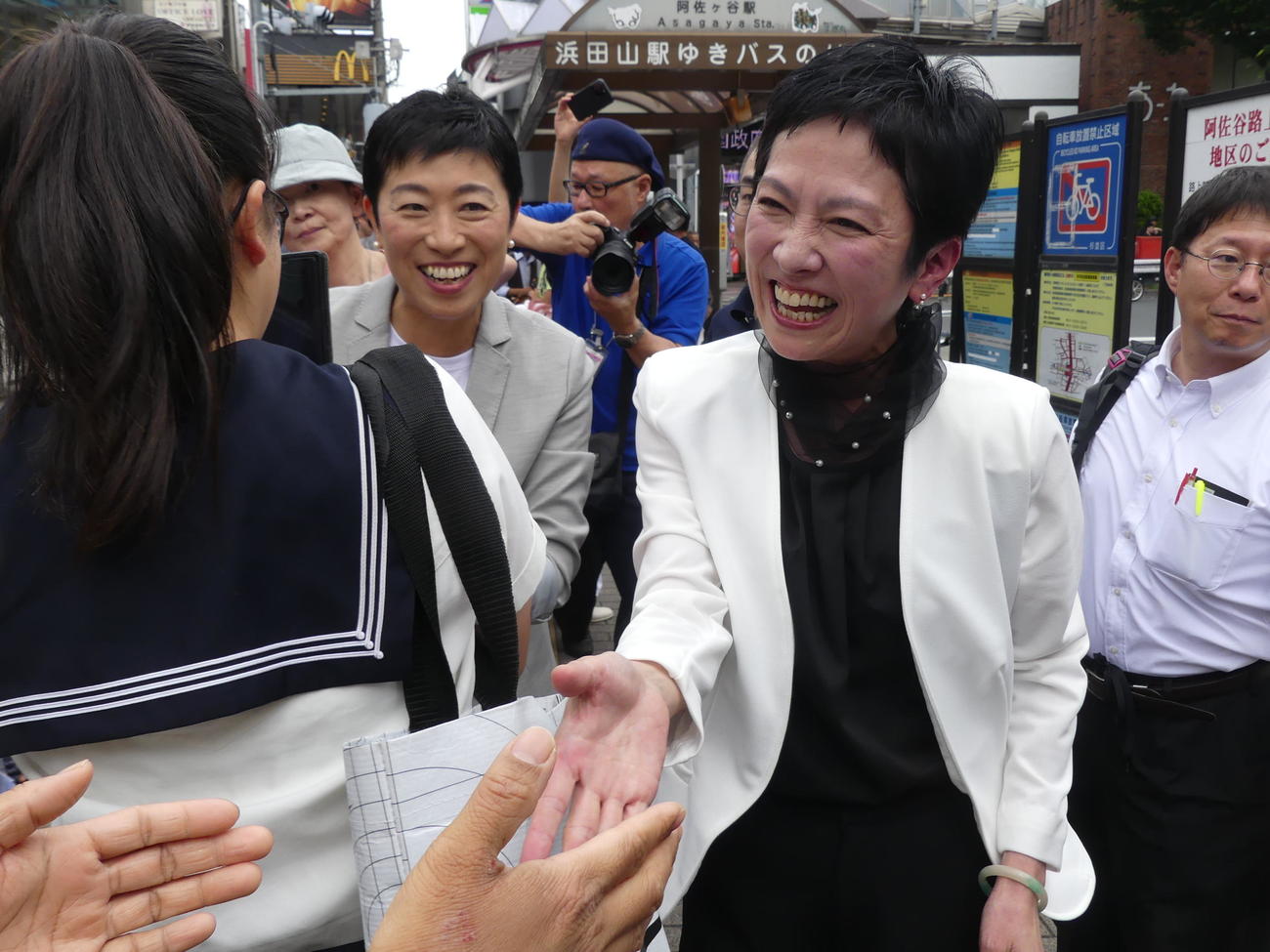街頭演説後、応援に駆けつけた辻元清美参院議員とともに聴衆と握手する立憲民主党の蓮舫参院議員（撮影・中山知子）