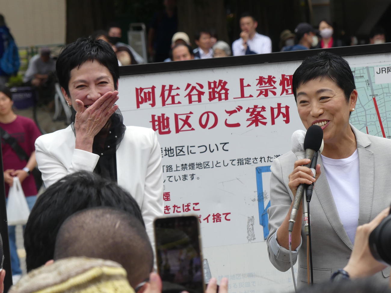 応援に入った辻元清美参院議員（右）と街頭演説を行う立憲民主党の蓮舫参院議員（撮影・中山知子）