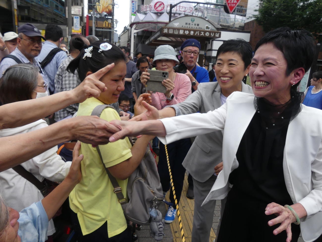 街頭演説後、応援に駆けつけた辻元清美参院議員とともに聴衆と握手する立憲民主党の蓮舫参院議員（撮影・中山知子）