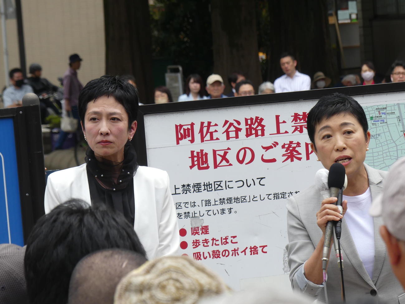都知事選に立候補を表明した蓮舫参院議員（左）の応援で街頭演説する辻元清美参院議員（撮影・中山知子）