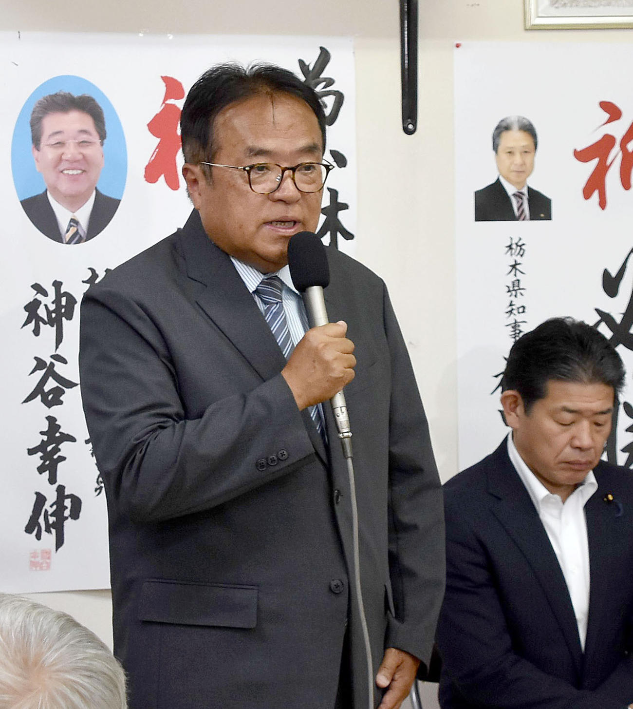 栃木県鹿沼市長選で落選が決まり、支持者らにあいさつする小林幹夫氏（左、共同）