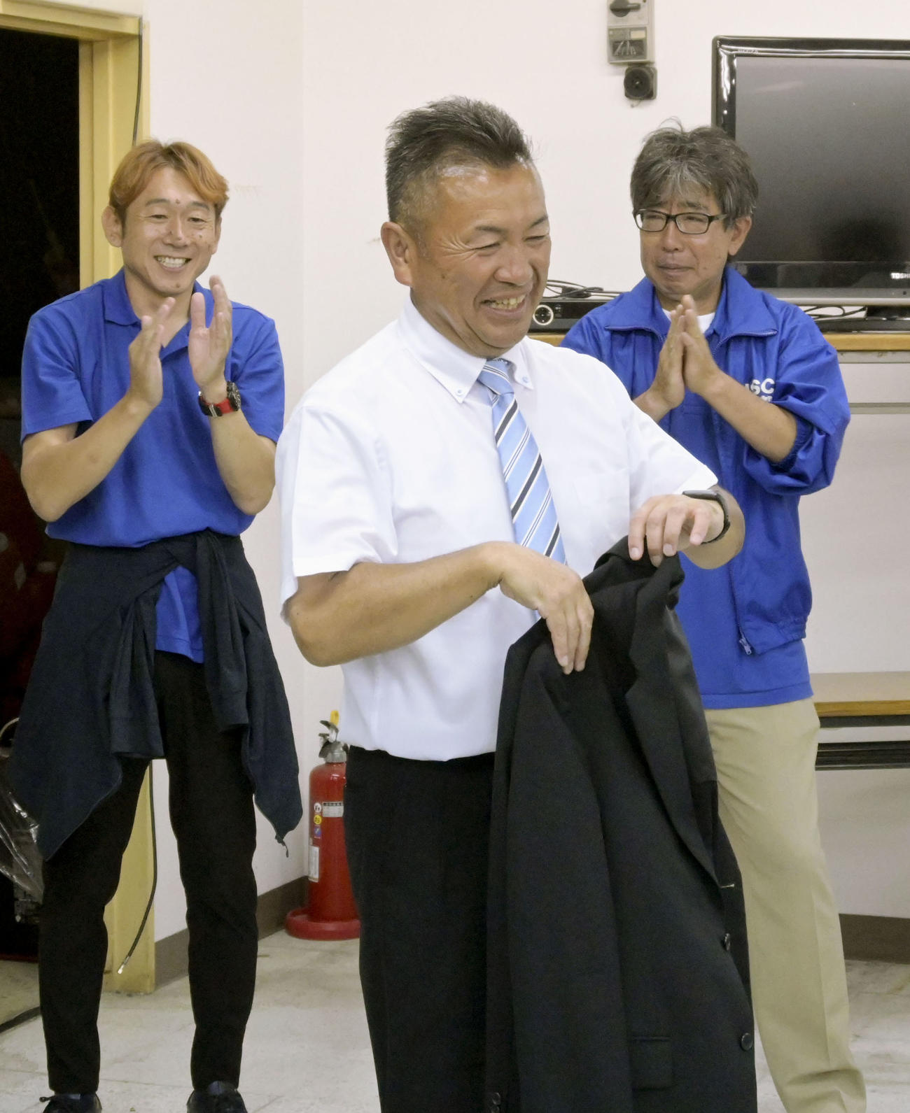 栃木県鹿沼市長選で当選を決め、祝福される松井正一氏（手前、共同）
