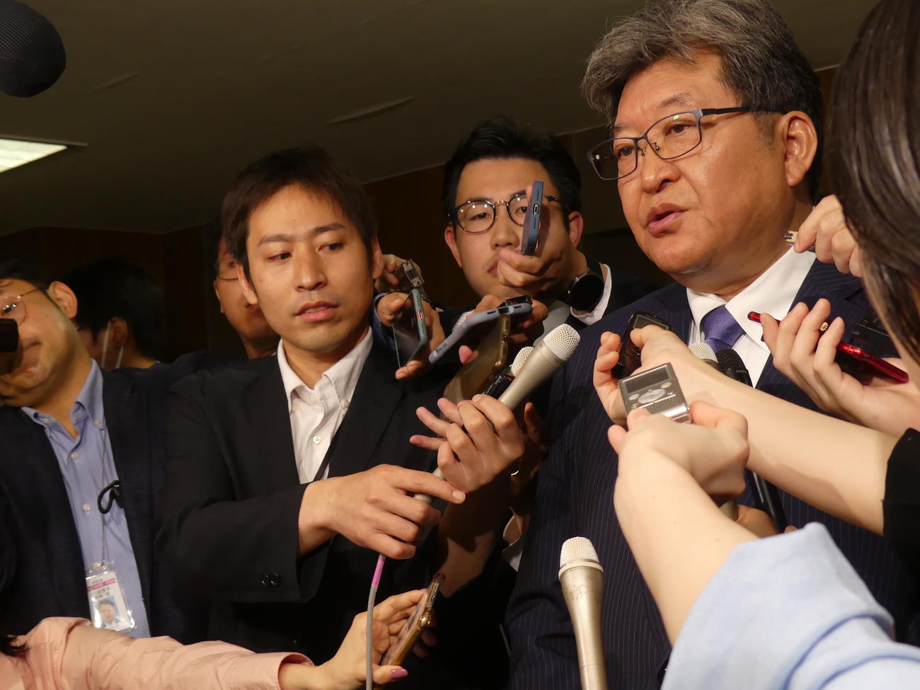 自民党東京都連の臨時総務会後、都知事選の対応などについて取材に応じる萩生田光一都連会長（撮影・中山知子）