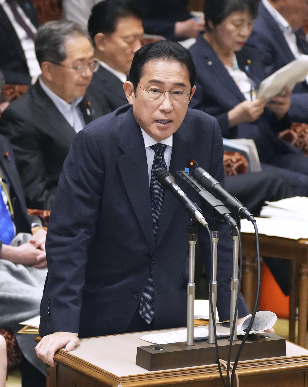 参院決算委で答弁する岸田首相（共同）