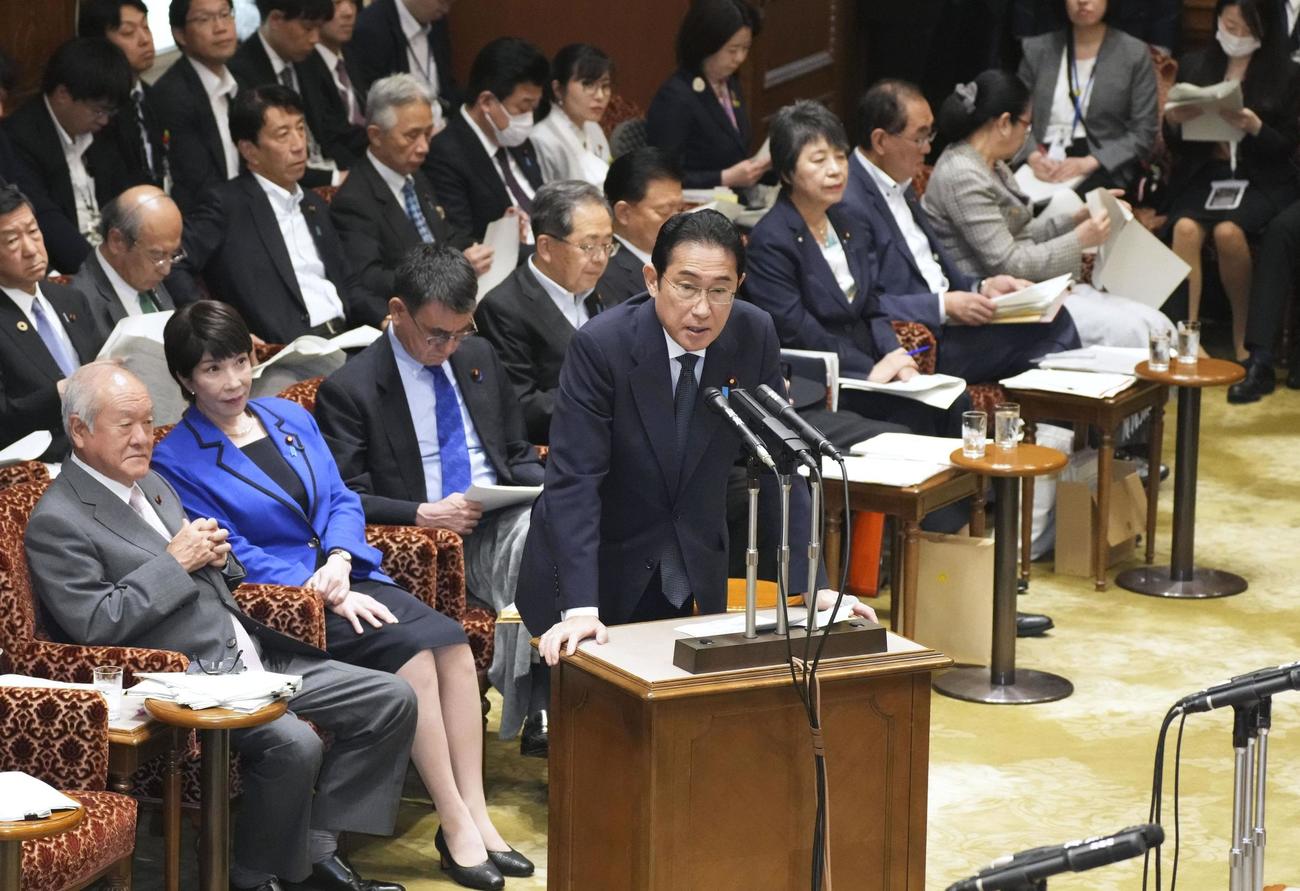 参院決算委で答弁する岸田首相（共同）